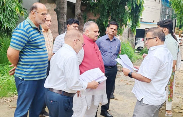 सोनीपत: मेयर राजीव जैन और उपायुक्त सुशील सारवान हालात का जायजा लेते हुए
