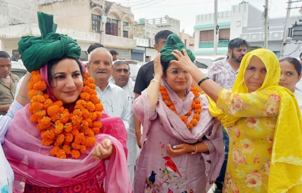 सोनीपत:   इनेलो की महिला प्रदेश प्रभारी सुनैना चौटाला का स्वागत करती महिलाएं