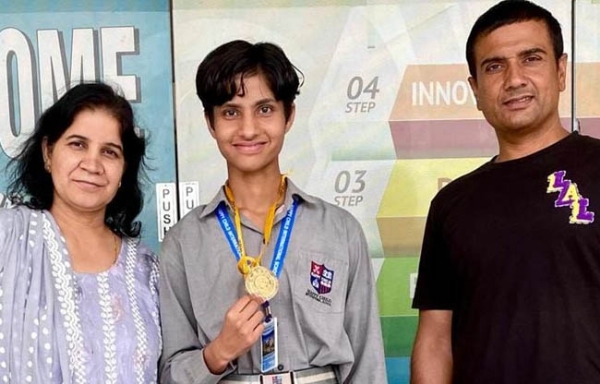 सोनीपत:  प्रधानाचार्या रजनी शर्मा के साथ पदक विजेता दिव्यांशी।       