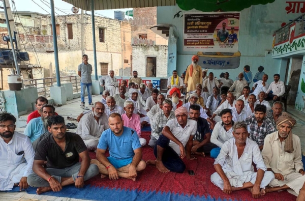 किसान सभा की लाडवा में हुई बैठक में भाग लेते किसान।