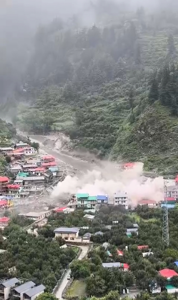 हर्षिल क्षेत्र के धराली गांव में अतिवृष्टि।