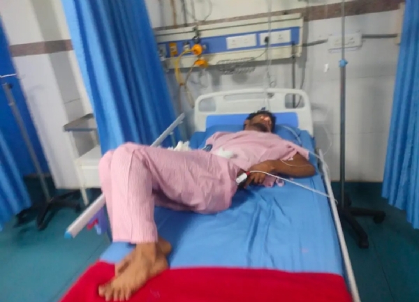 पानीपत में कीटनाशक दवा की चपेट में आने के बाद अस्पताल में दाखिल किसान।