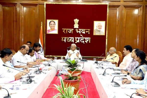 राजभवन के जवाहर खण्ड सभाकक्ष में आयोजित समीक्षा बैठक