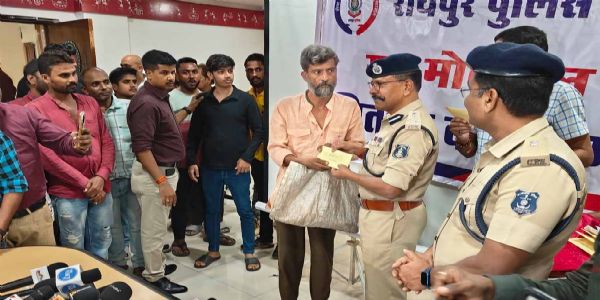 रायपुर : पुलिस ने 250 गुम मोबाइल फोन बरामद कर स्वामियों को सौंपे