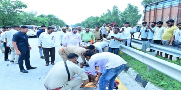 सड़क पर घायल युवक देखकर प्रभारी मंत्री ने रुकवाया काफिला