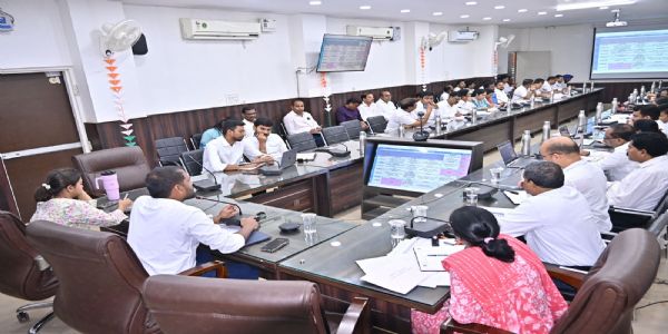 कलेक्टर ने दिया स्वास्थ्य एवं शिक्षा इंफ्रास्ट्रक्चर पर जोर