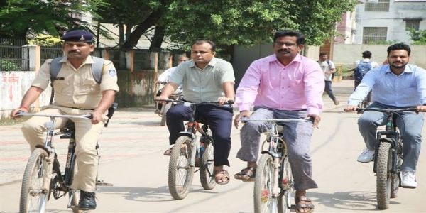 सतनाः साइकिल से दफ्तर पहुंचे कलेक्टर