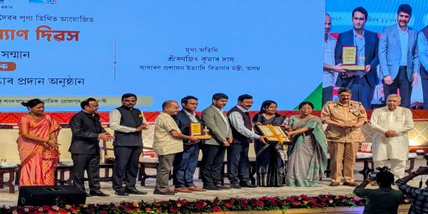 जिला आयुक्त समेत तामुलपुर के चार अधिकारियों को मिला “कर्मश्री” पुरस्कार