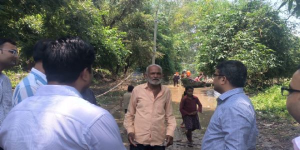 बाढ़ प्रभावित क्षेत्रों में पानी निकलते ही तत्काल सफाई व दवाओं का किया जाय छिड़काव: जिलाधिकारी