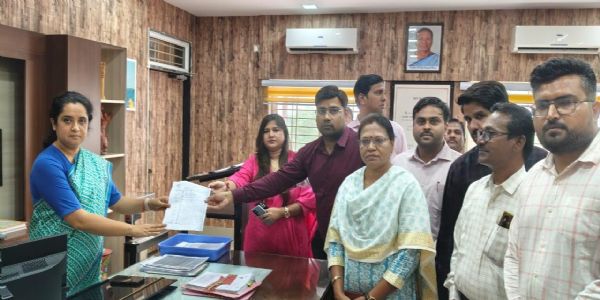 मंदसौरः तहसीलदारों ने दिया अपनी मांगों को लेकर कलेक्टर को दिया ज्ञापन