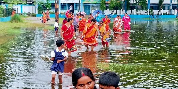 स्कूल में जलजमाव के कारण फूटा अभिभावकों का गुस्सा