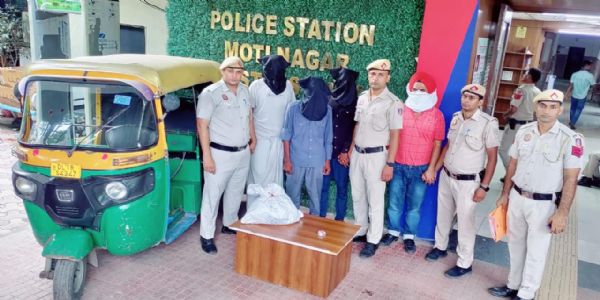ट्रैफिक सिग्नल पर साधु बनकर करते थे लूटपाट, चार गिरफ्तार