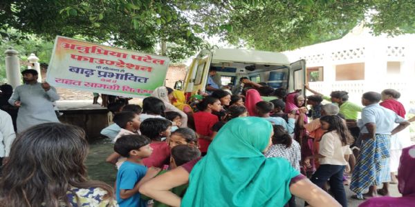बाढ़ पीड़ितों की मदद में जुटा अनुप्रिया पटेल फाउंडेशन, सात ब्लॉकों में घर-घर जाकर बांटी राहत सामग्री