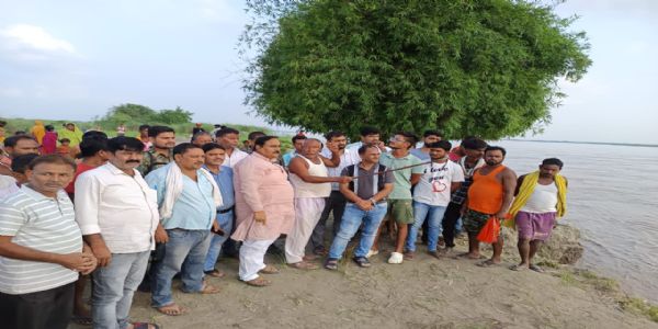 पूछरिया में गंडक नदी का कटाव हुआ तेज,विधायक ने किया निरीक्षण