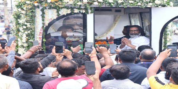 अपने चहेते नेता का अंतिम झलक पाने के लिए 45 किमी सड़काें पर खड़े रहे लाेग