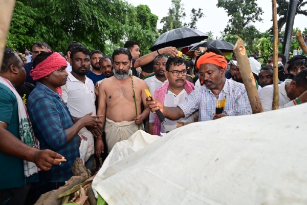 मुखाग्नि देते हुए मुख्यमंत्री हेमंत सोरेन