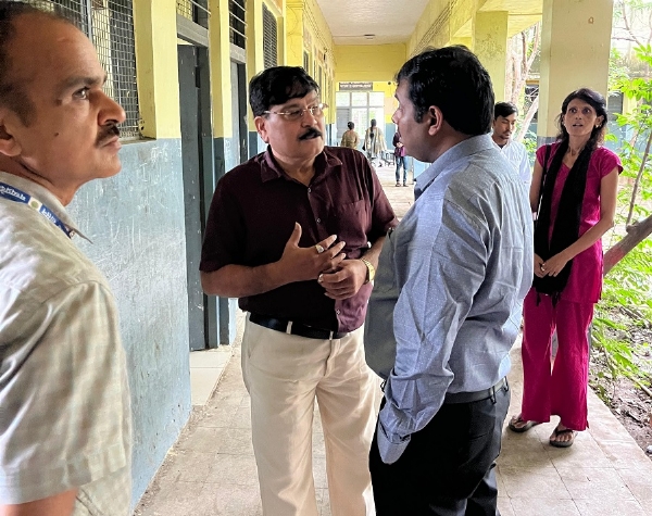 निरीक्षण करते हुए कौशलेंद्र विक्रम सिंह