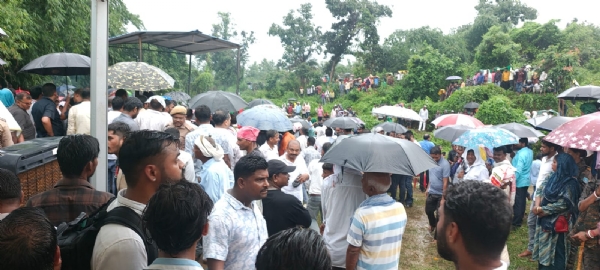बारिश में खड़े शिबू सोरेन के समर्थक