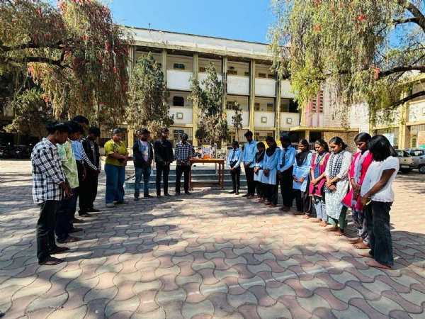 श्रद्धांजलि सभा में मौजूद छात्र नेता सदस्य