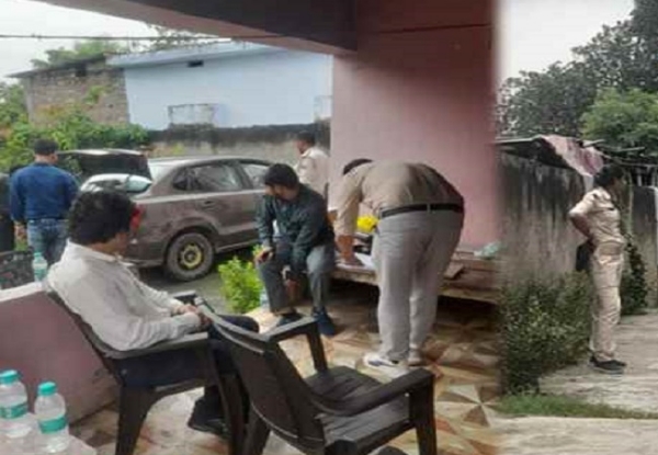 छापेमारी करती आयकर की टीम