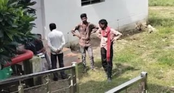 रात से घात लगाये बैठे युवक ने सुबह युवती के बाहर निकलते से कुल्हाड़ी से मारा, मौत