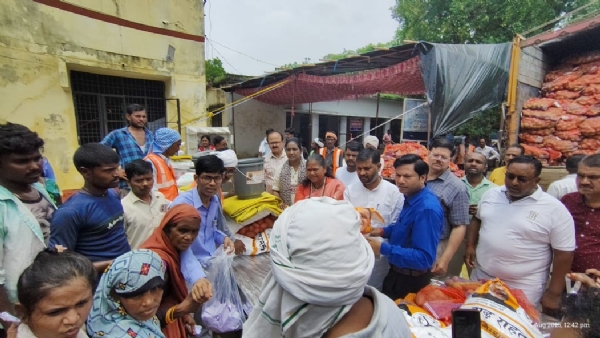 राहत सामग्री की किट पाते ही हजारों बाढ़ पीड़ितों के चेहरे खिले