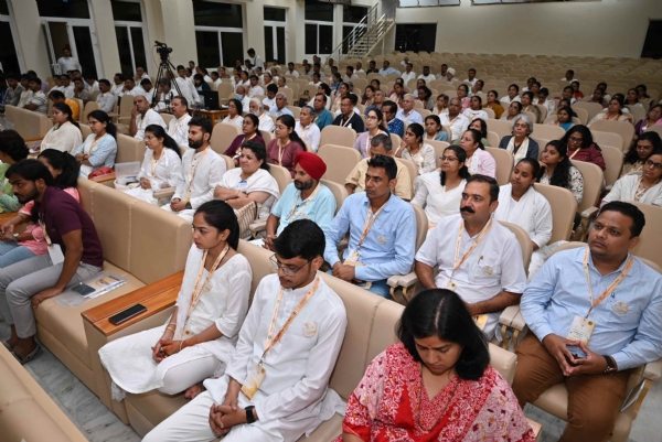 सम्मेलन में मौजूद प्रतिभागी।