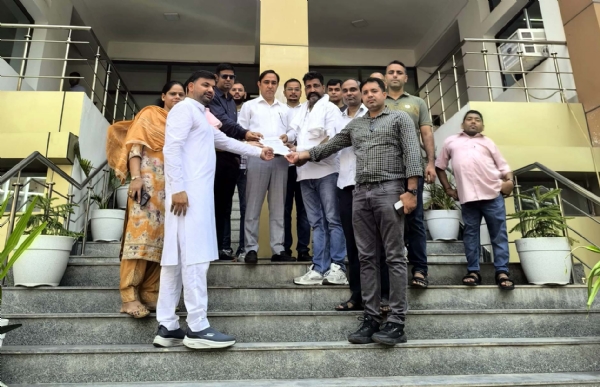 ऑनलाइन तबादला नीति के खिलाफ कार्यकारी अभियंता को ज्ञापन सौंपते यूनियन पदाधिकारी।