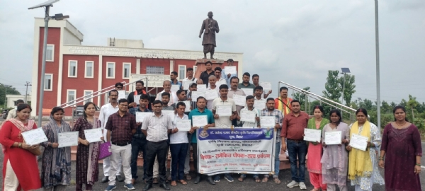 प्रशिक्षण के समापन पर प्रमाण पत्र के साथ प्रशिक्षणार्थी