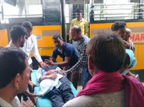 स्टेयरिंग जाम हाेने के बाद स्कूल बस  सड़क से नीचे उतरी