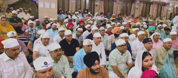 गुरुद्वारा में जुटे लोग