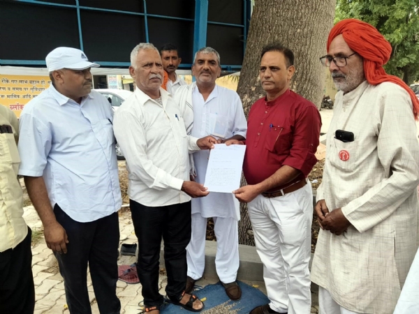 भूना। धरने के बाद अधिकारी को ज्ञापन सौंपते भवन निर्माण कामगार यूनियन के पदाधिकारी।