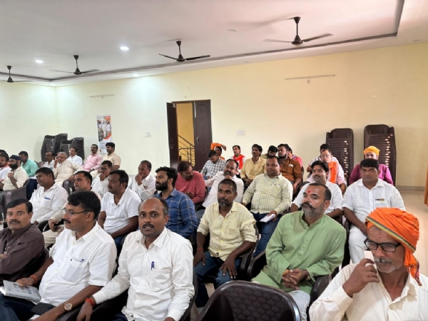 हर घर तिरंगा यात्रा की तैयारी को लेकर बीजेपी कार्यकाल पर बैठक में उपस्थित कार्यकर्ता और पदाधिकारी