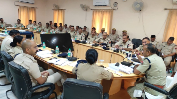 चित्तौड़गढ़ पुलिस लाइन में मंगलवार को बैठक लेते पुलिस अधीक्षक।