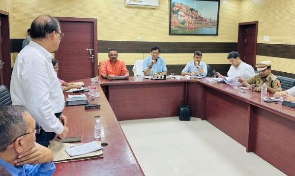 बाढ़ को लेकर बैठक में मंत्री ए के शर्मा और अधिकारीगण (वीडियो से ली गई फोटो)