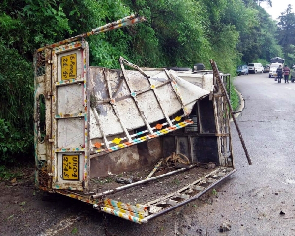 हल्द्वानी रोड पर मलबा आने से क्षतिग्रस्त पिकअप।