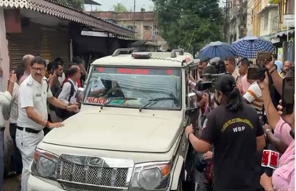 आरोपित महिला को ले जाती पुलिस