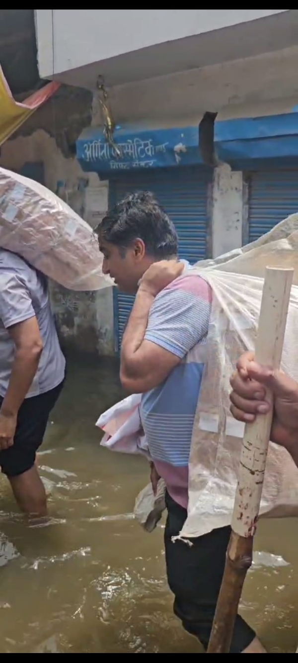 प्रयागराज में बाढ़ पीड़ितों को खाद्य सामाग्री वितरित करते हुए राष्ट्रीय स्वयंसेवक संघ के स्वयंसेवकों का छाया चित्र