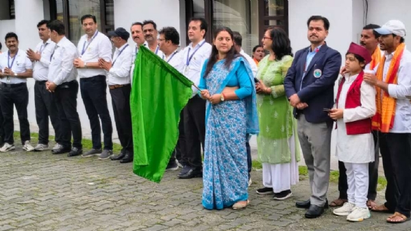 कैलाश मानसरोवर यात्री रवाना होते हुए