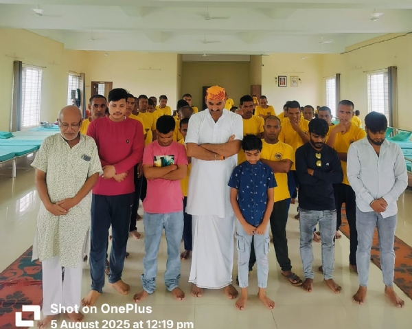 गुरूजी को श्रद्धांजलि देते ट्रस्‍ट के लोग