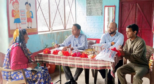 निःशुल्क शिविर में रोगियों की जांच करते चिकित्सक।