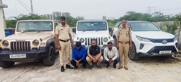 गुरुग्राम के सेक्टर-108 में गाडिय़ों से स्टंटबाजी करने वाले युवक व गाडिय़ां पुलिस हिरासत में।