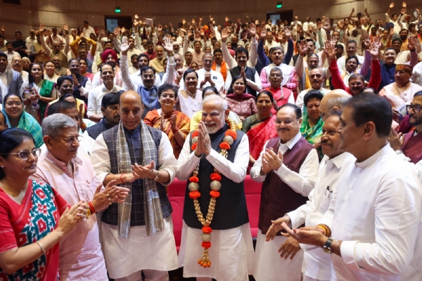 एनडीए की बैठक में ऑपरेशन सिंदूर की सफलता के लिए प्रधानमंत्री नरेन्द्र मोदी का सम्मान करते हुए सांसद