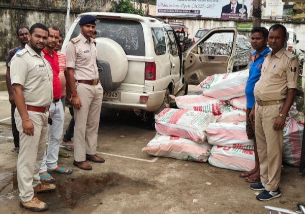 जब्त वाहन व नेपाली शराब की खेप के साथ पुलिस टीम