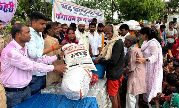 कानपुर में घाटमपुर ग्राम कटरी में बाढ़ पीड़ितों को राहत किट देती विधायक सरोज कुरील वह तहसीलदार का छायाचित्र