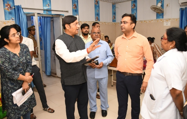 कानपुर में हैलट अस्पताल के बाल रोग विभाग का निरीक्षण करते महानगर मजिस्ट्रेट सीडब्ल्यूसी देवेन्द्र प्रताप सिंह व विभागाध्यक्ष डॉ. एसके गौतम व स्टॉफ का छायाचित्र