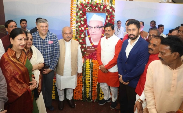 मुख्यमंत्री डॉ. मोहन यादव ने पूर्व सीएम स्व. द्वारका प्रसाद मिश्र की जयंती पर पुष्पांजलि अर्पित की