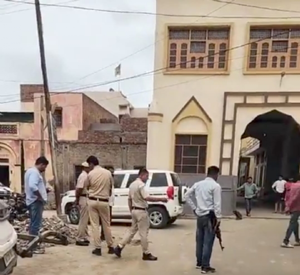 मौके पर जांच करते हुए पुलिसकर्मी।