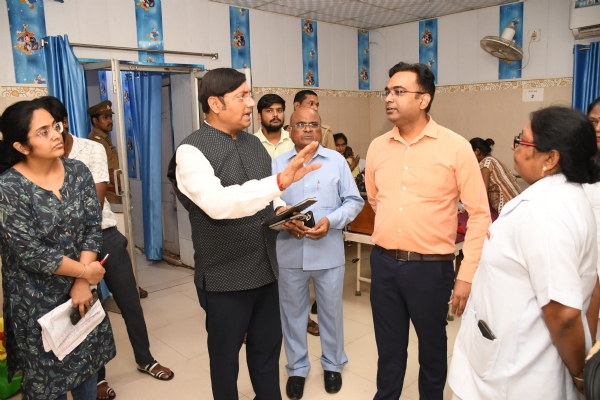 हैलट अस्पताल के बाल रोग विभाग का निरीक्षण करते महानगर मजिस्ट्रेट सीडब्ल्यूसी देवेन्द्र प्रताप सिंह व विभागाध्यक्ष डॉ. एसके गौतम स्टॉफ के साथ