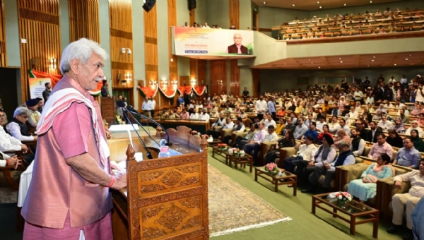 उपराज्यपाल ने नागरिक शहीदों को श्रद्धांजलि दी और आतंकवाद से पीड़ित परिवारों के साहस और दृढ़ता को किया सलाम